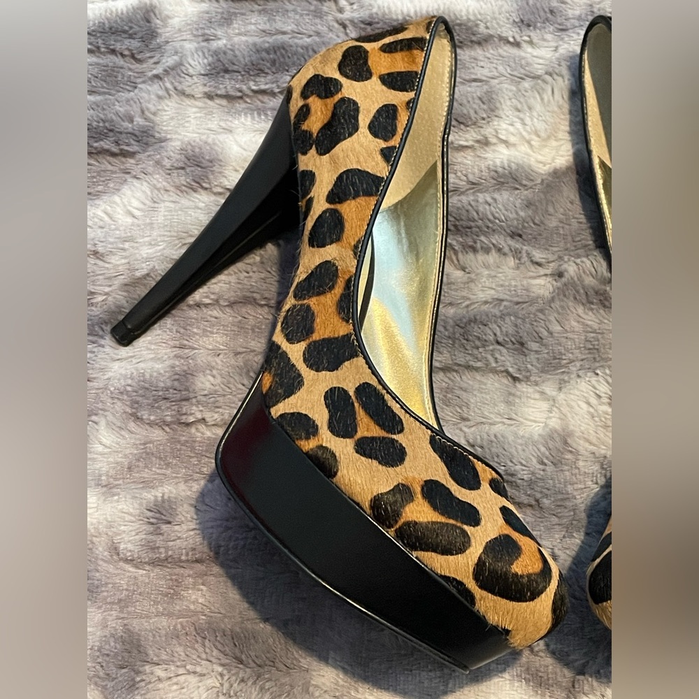 Guess leopard print calf hair size 7.5 round toe heels NIB